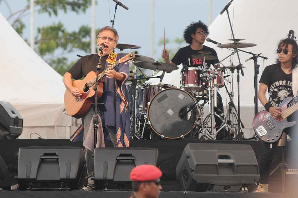 Konser Iwan Fals di Palu
