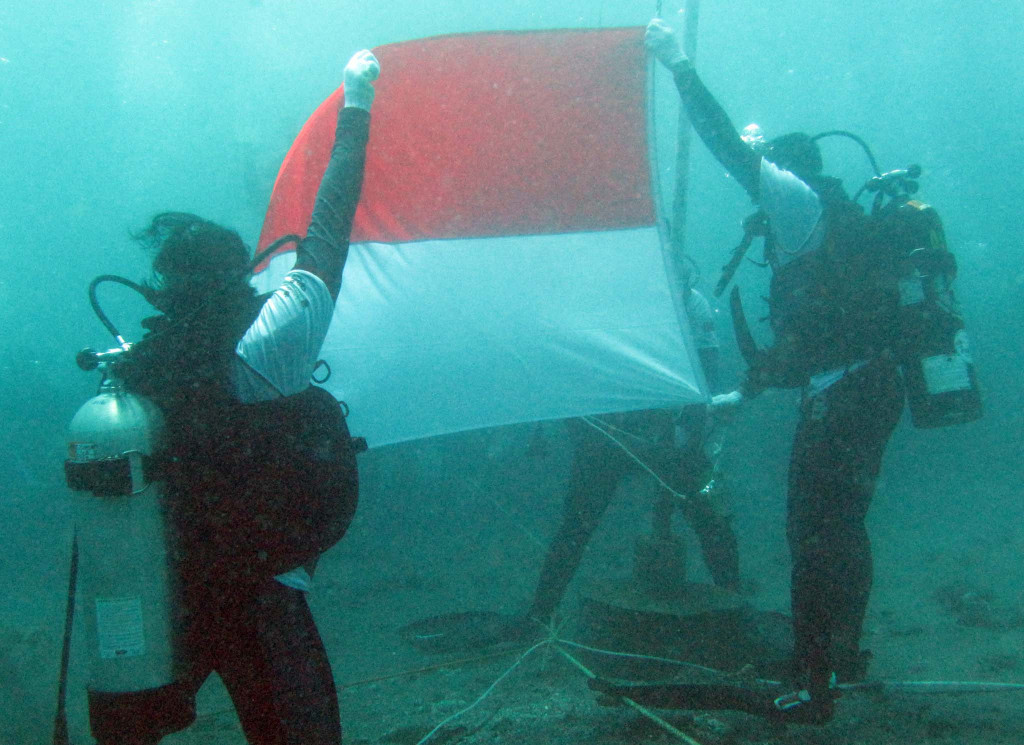 87 Gambar Pengibaran Bendera Merah Putih Di Bawah Laut 