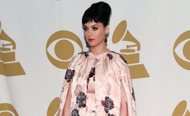 <i>Aw!</i> Katy Perry Tindik Hidung Sendiri Pakai Peniti