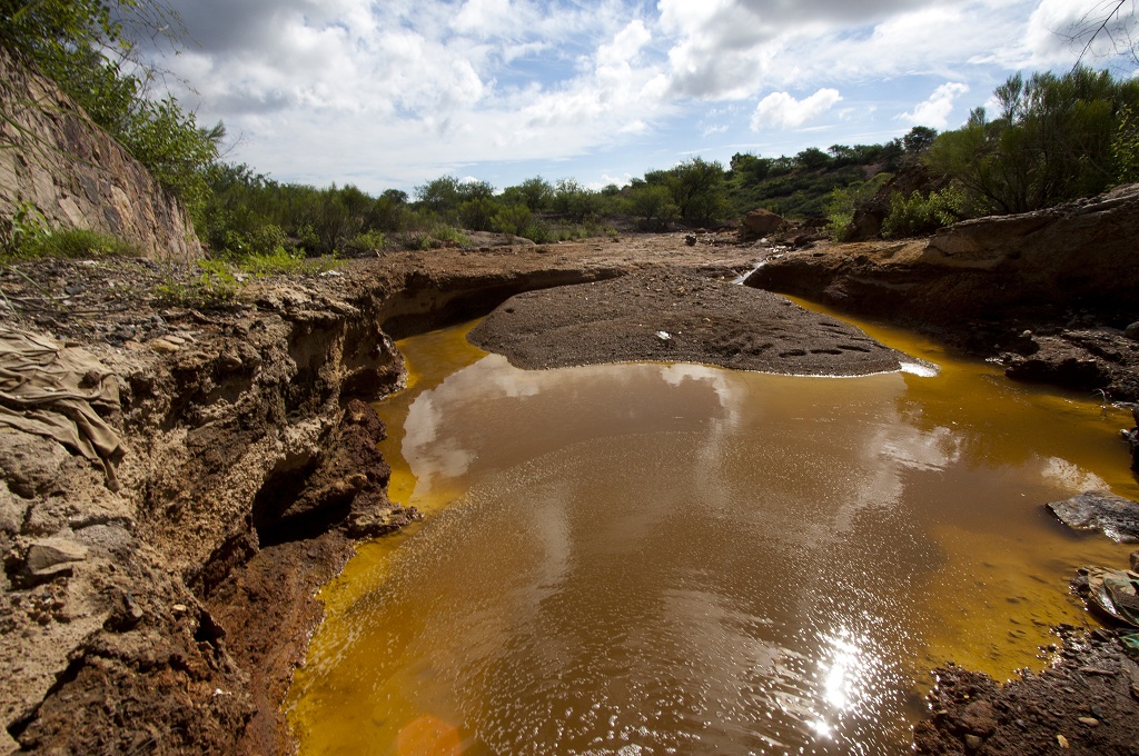 Pemandangan sebuah aliran sungai yang terkontaminasi di dekat pabrik tembaga di Sonora, Meksiko -- HECTOR GUERRERO / AFP