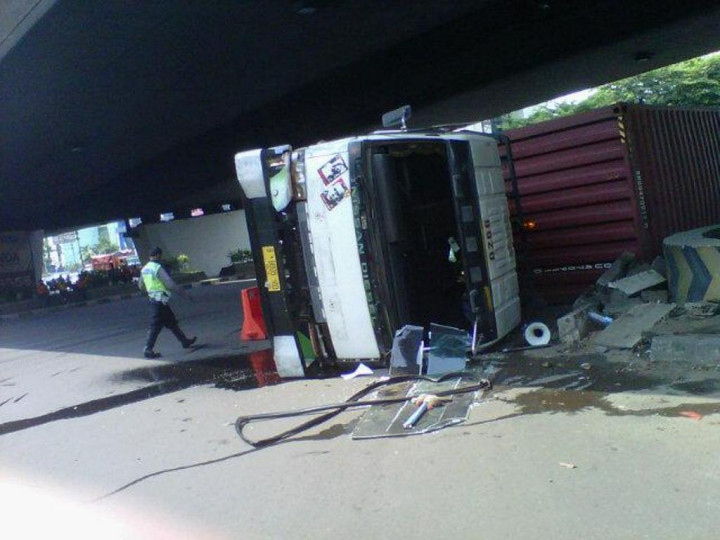 Truk Kontainer Terguling di Jalan S Parman, Jakbar