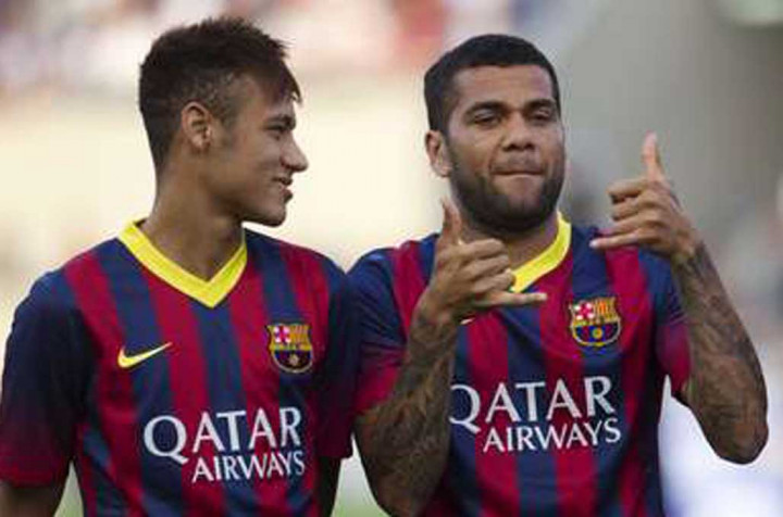 Neymar Disanjung, Alves Dicerca