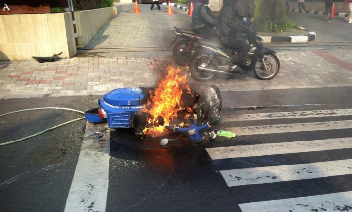 Vespa Tua Terbakar di Menteng