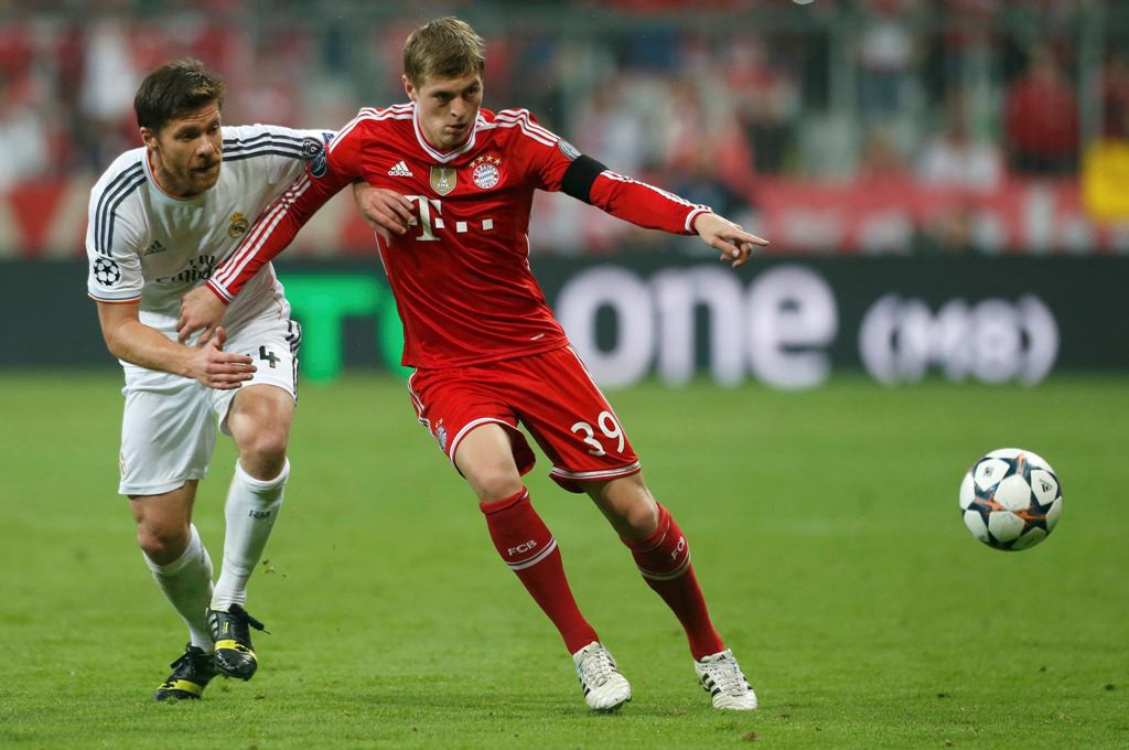 Xabi Alonso  coba merebut bola dari Toni Kroos saat Madrid berhadapan dengan Bayern Muenchen di Liga Champions musim lalu (REUTERS/Michaela Rehle)