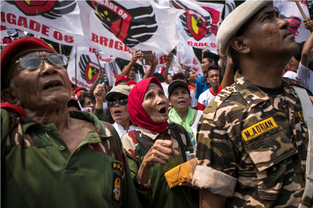 Pendukung Prabowo-Hatta melakukan aksi di halaman Mahkamah Konstitusi, Jakarta, Rabu (20/8/2014) - MI/Atet Dwi Pramadia