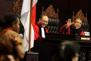 Vinsen dan Novela, Si Pembuat Tawa Hakim MK  