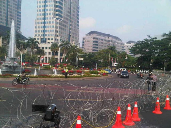 Kawat Berduri Membentang di Jalan Medan Merdeka Barat 