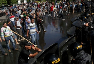 Pedukung Prabowo Beringas di sekitar Patung Kuda 