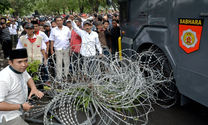 Ratusan Pendukung Prabowo Berupaya Terobos Kawat Berduri
