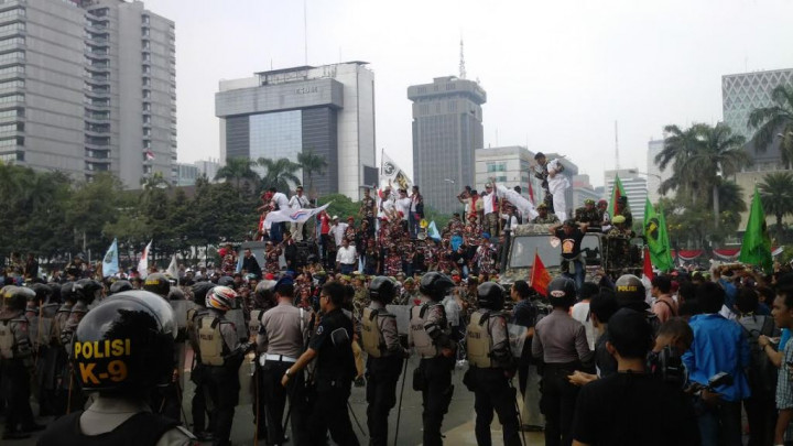 Bendera Partai Koalisi Merah Putih <i>Nongol</i> di Tengah Pendukung Prabowo-Hatta  