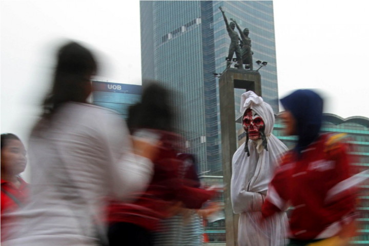 Pendukung Prabowo-Hatta Bawa Boneka Pocong