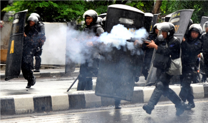Bentrok Pecah, Polisi Tembakan Gas Air Mata ke Arah Pendukung Prabowo  