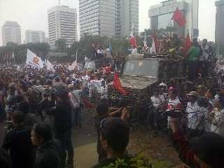 Ada Pocong di Demo Massa Prabowo 