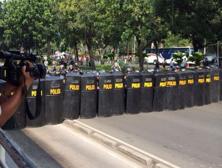 Polisi Buat Dua Barikade Sehabis Bentrok