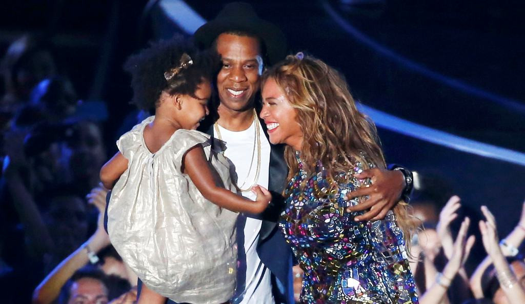 Beyonce menerima award ditemani Jay-Z dan Blue Ivy (Foto:Reuters/Lucy Nicholson)