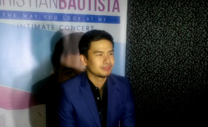 Christian Bautista Bentangkan Bendera Merah Putih