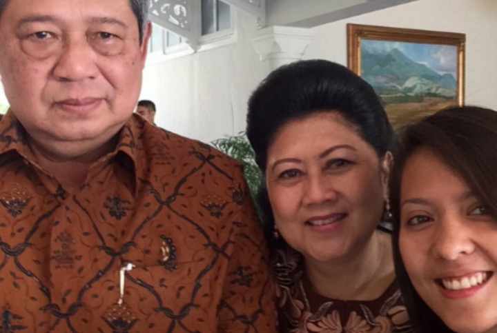 Begini Gaya SBY Selfie Bareng Lala Karmela