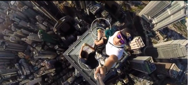 Selfie Menyeramkan di Puncak Gedung Setinggi 345 Meter