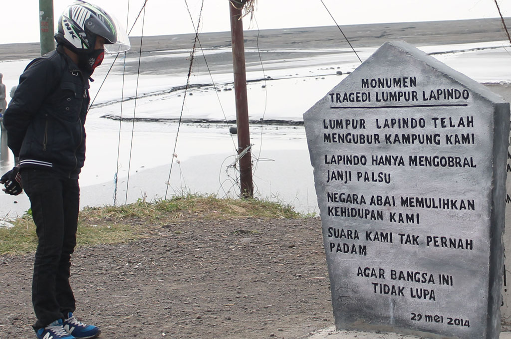 Wisatawan melihat monumen yang dibuat korban lumpur Lapindo di Kecamatan Porong, Sidoarjo, Jawa Timur, Selasa (17/6/2014). (ANTARA-Sahlan Kurniawan)