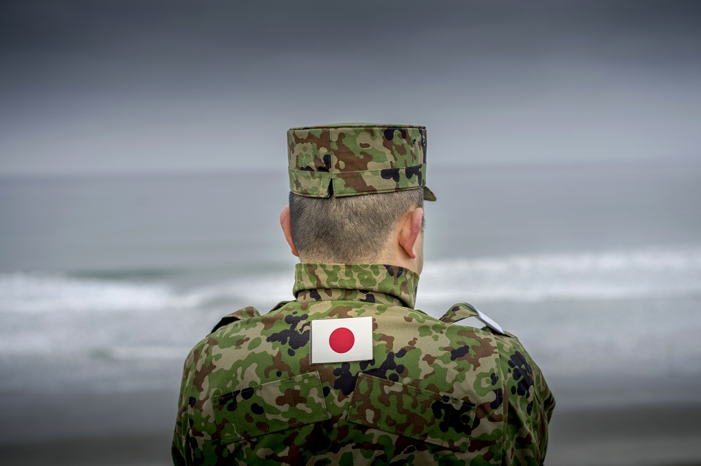 Seorang petinggi militer Jepang melihat latihan gabungan bersama pasukan Amerika Serikat -- JOE KLAMAR / AFP