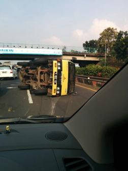Truk Boks Terbalik di Tol Meruya 2