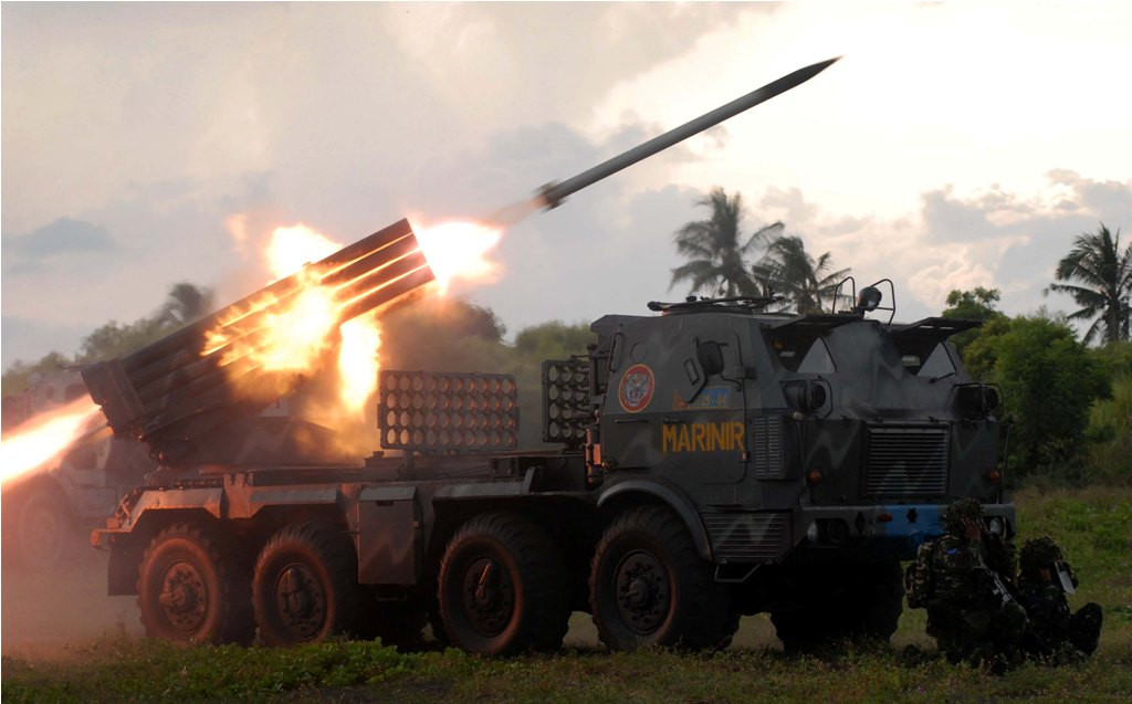 Pasukan Artileri Korps Marinir TNI AL meluncurkan roket multilaras RM-70/Grad pada Latihan Gabungan (Latgab) TNI di Pantai Banongan, Situbondo, Rabu (4/6/2014) - ANT/Adhitya Hendra