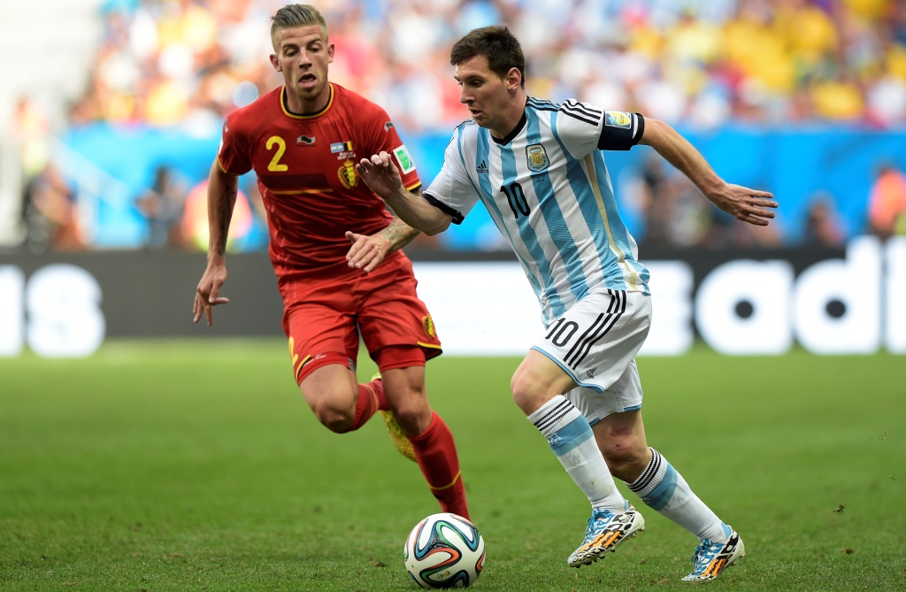 Alderweireld (kiri) di Piala Dunia 2014.(foto:AFP/ Juan Mabromata)