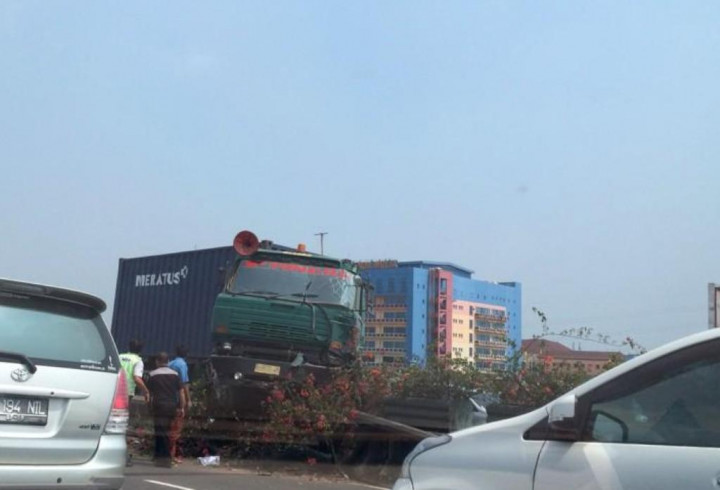 <i>Bruk</i>...Truk Kontainer Tabrak Pembatas Jalan di Tol Pluit