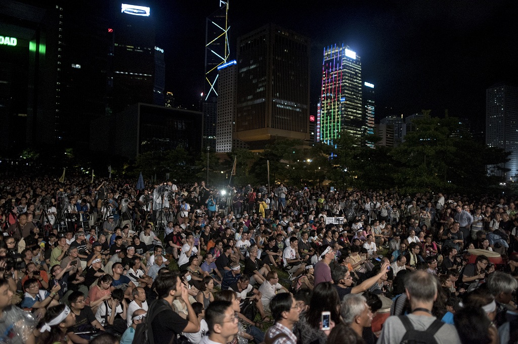 Massa pro demokrasi memenuhi lapangan dekat kompleks badan legislatif Tiongkok terkait reformasi pemilu Hong Kong -- Alex Ogle / AFP