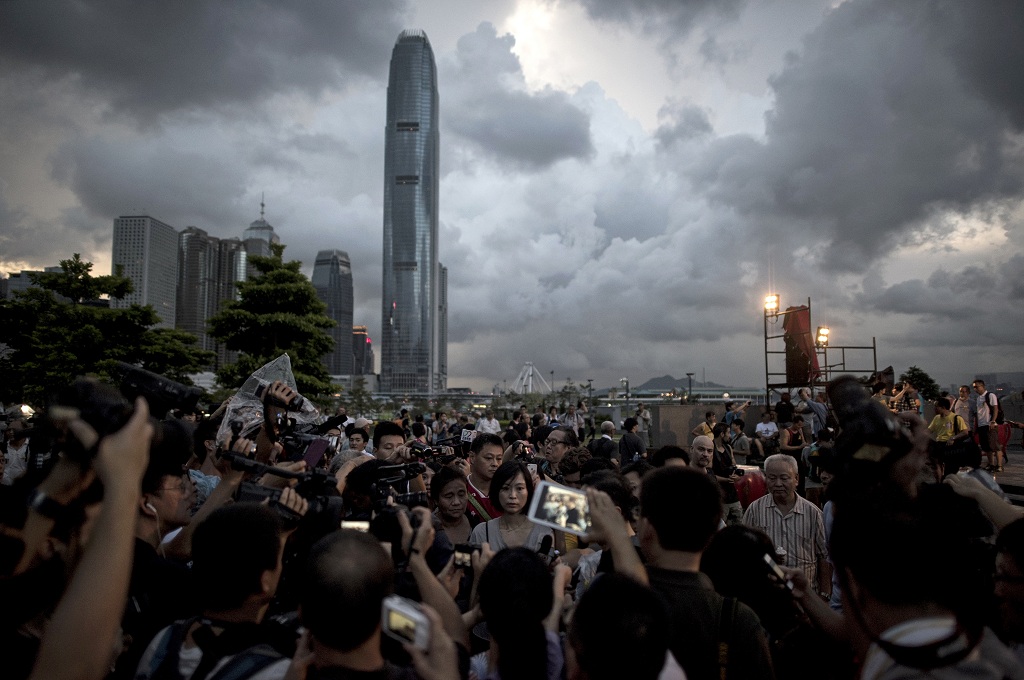 Massa pro demokrasi memenuhi lapangan dekat kompleks badan legislatif Tiongkok terkait reformasi pemilu Hong Kong -- Alex Ogle / AFP