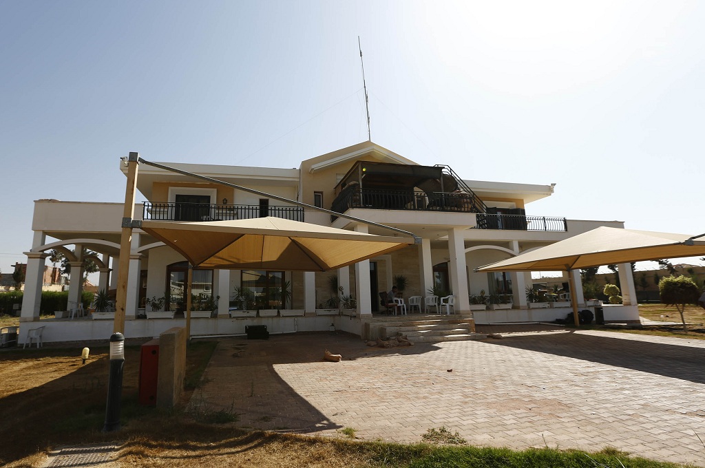 Sebuah gedung di kompleks Kedubes AS di Tripoli, Libya, yang dikuasai faksi bersenjata -- MAHMUD TURKIA / AFP