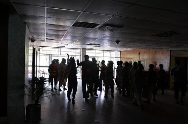 Pendemo Bobol Kantor Televisi Nasional Pakistan