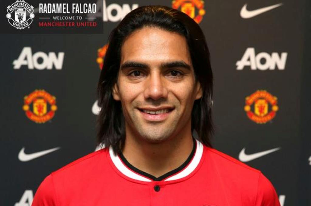 Radamel Falcao berpose dengan jersey Manchester United (Twitter)