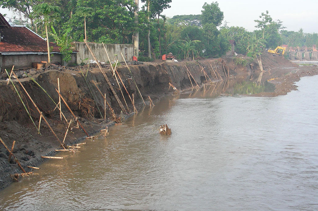 Tanggul Sungai Dengkeng Ancam Permukiman Warga  Medcom.id