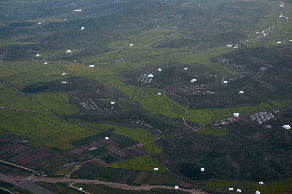 Sejumlah pasukan Korut yang menggunakan parasut melakukan latihan militer di tempat yang tidak disebutkan -- KCNA / AFP