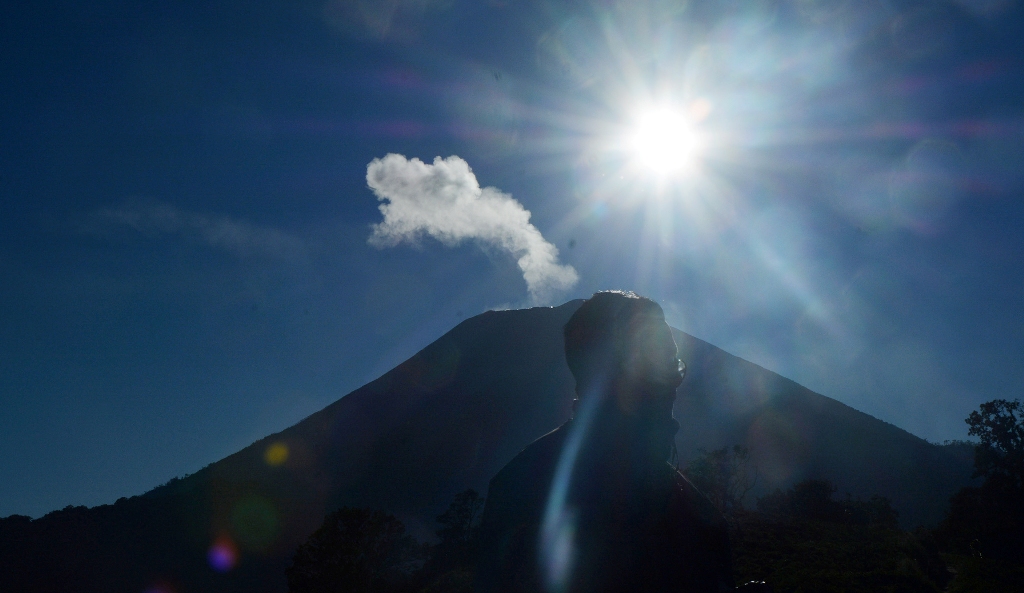 Kawah Gunung Slamet  Kembali Semburkan Lava Pijar Medcom id