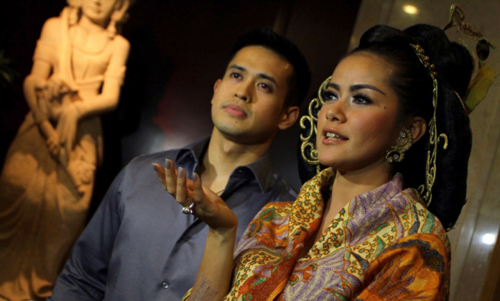 Hamil 5 Bulan, Olla Ramlan Ingin Terus Dielus Suami