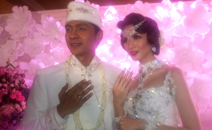 Mantan Menpora Adhyaksa Dault Saksi Pernikahan Donita-Adi