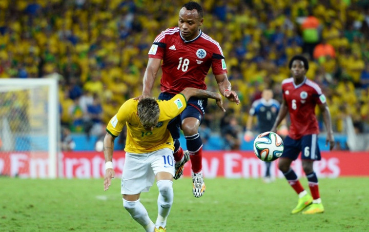 Neymar Rangkul Orang yang Membuat Punggungnya Cedera