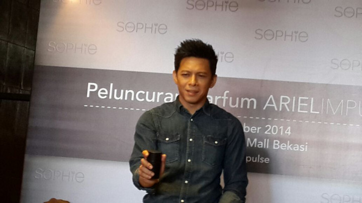 Ariel Noah Digandeng Sophie 'Jualan' Parfum