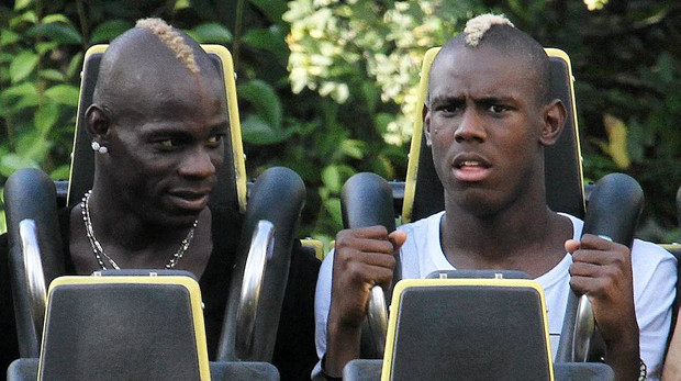 Giliran Adik Balotelli Dijahati Penonton 