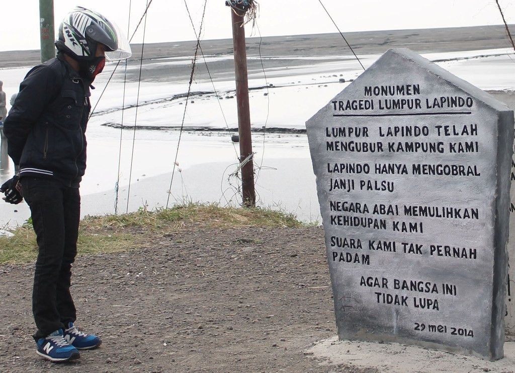 Korban lumpur Lapindo membuat monumen pengingat lupa di kawasan lumpur, Kecamatan Porong, Sidoarjo, Jawa Timur, Selasa (17/6/2014) - ANT/Sahlan Kurniawan