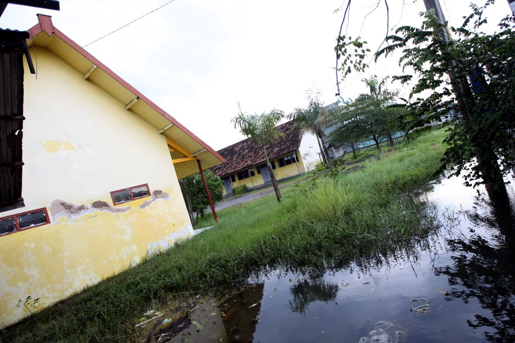 Kondisi rumah dan lingkungan yang sudah tidak baik akibat dari pengaruh luapan lumpur panas Lapindo di Porong, Sidoarjo, Jatim. MI/Rommy Pujianto