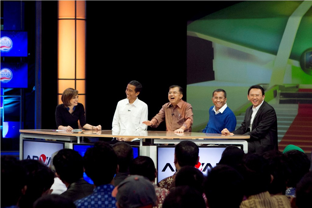 (Dari kiri ke kanan) Najwa Shihab, Joko Widodo, Jusuf Kalla, Dahlan Iskan, dan Ahok, dalam siaran program Mata Najwa di Grand Studio Metro TV, Jakarta, Rabu, (9/4/2014) - MI/Atet Dwi Pramadia