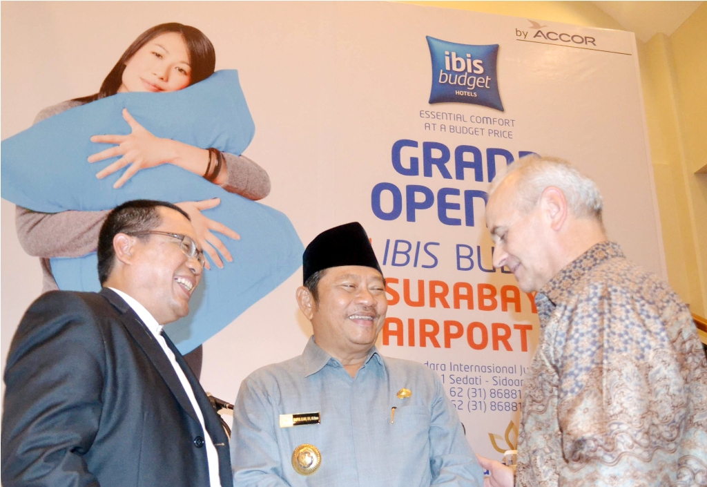 Bupati Sidoarjo Saiful Ilah (tengah)--Antara