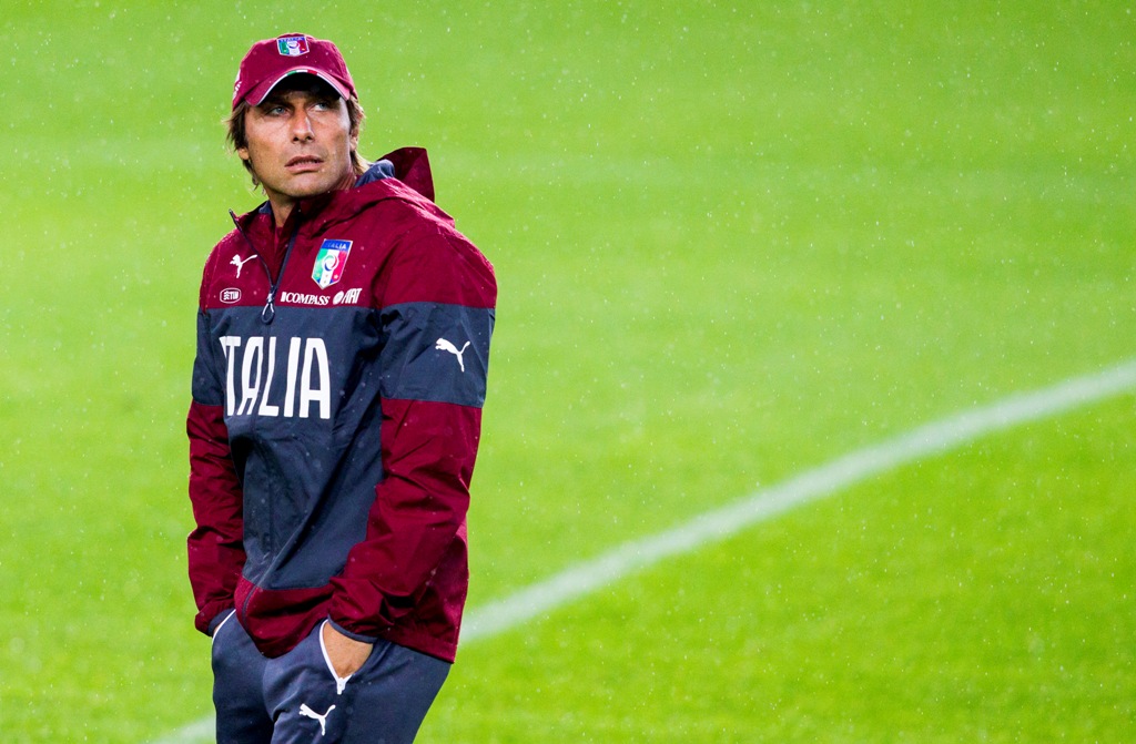Antonio Conte saat memimpin sesi latihan Timnas Italia (AP Photo/NTB Scanpix, Vegard Wivestad Grott)