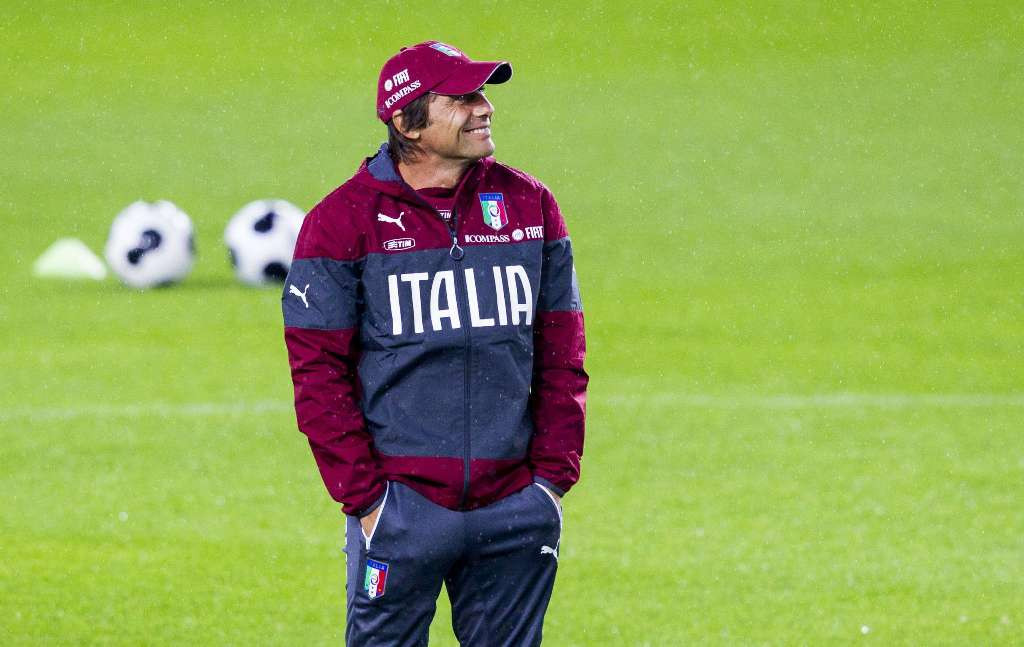 Antonio Conte saat memimpin sesi latihan Timnas Italia (AP Photo/NTB Scanpix, Vegard Wivestad Grott)
