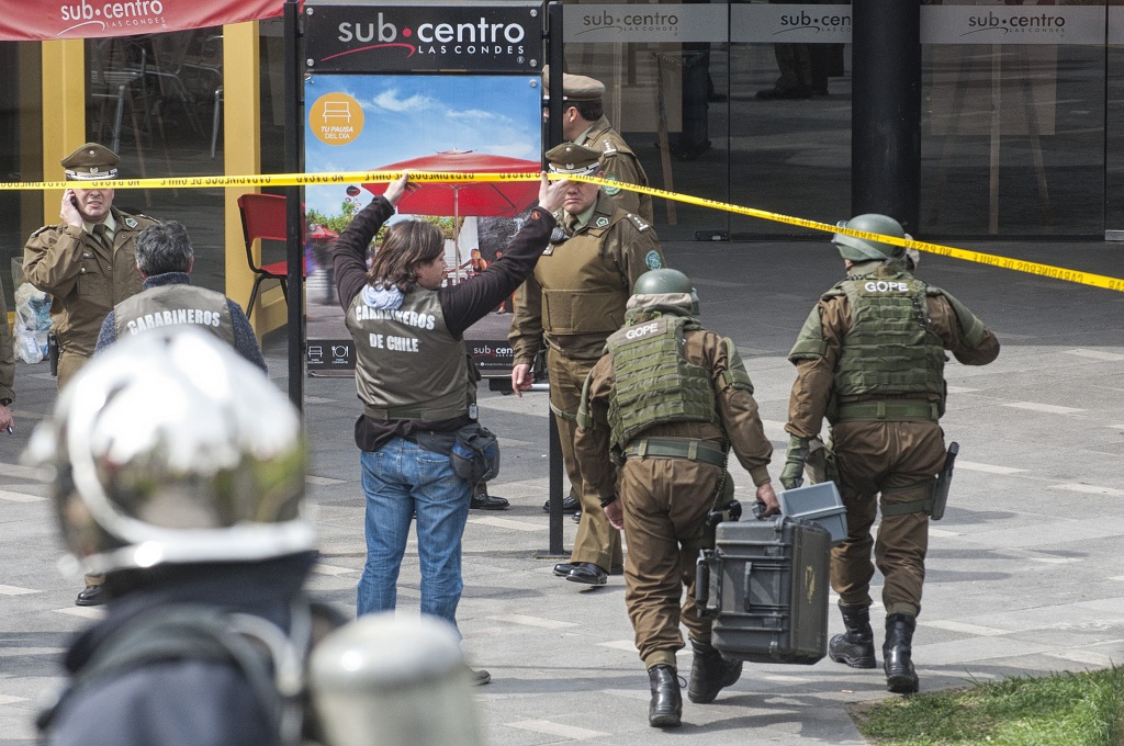 Tim penjinak bom tiba di stasiun bawah tanah Escular Militar di Santiago, Chile -- SERGIO PINA / AFP