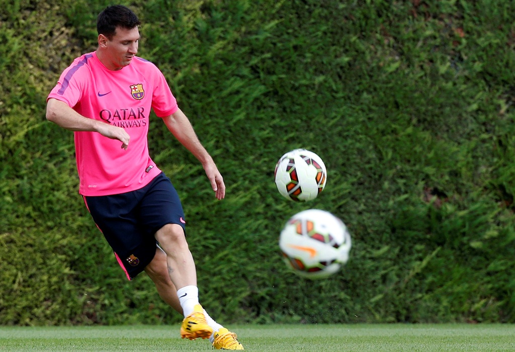 Lionel Messi saat menjalani sesi latihan di Barcelona (REUTERS/Gustau Nacarino)