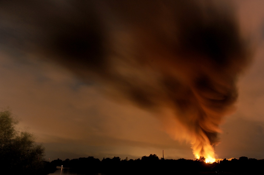 Api dan asap hitam membumbung tinggi dari sebuah pabrik pembuangan limbah di Ritterhude, Jerman -- INGO WAGNER / DPA / AFP